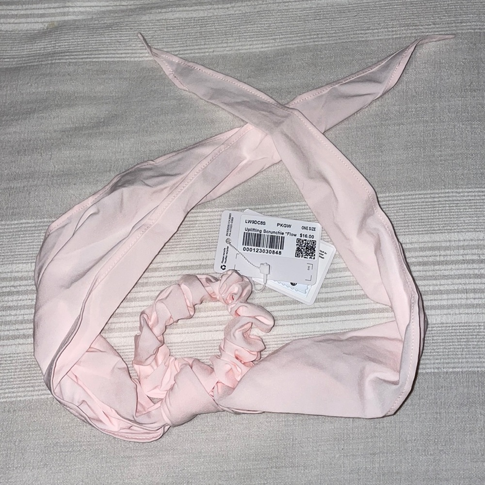 NWT Lululemon Uplifting Scrunchie Flow